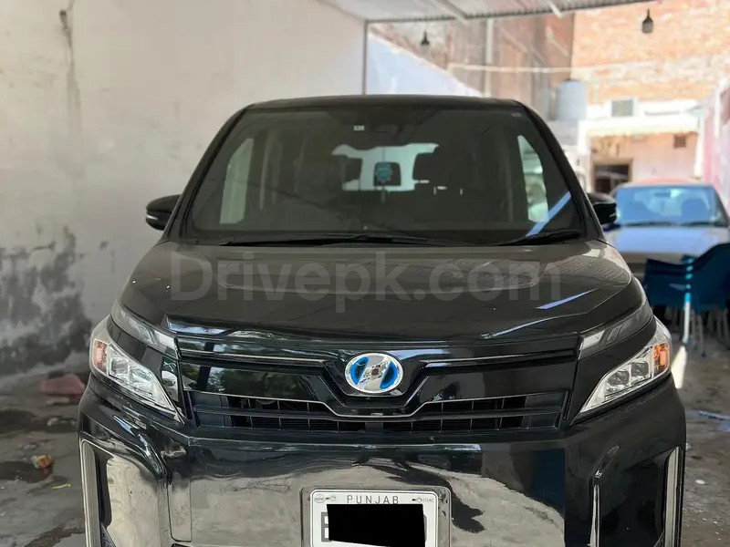 Toyota Voxy 2024