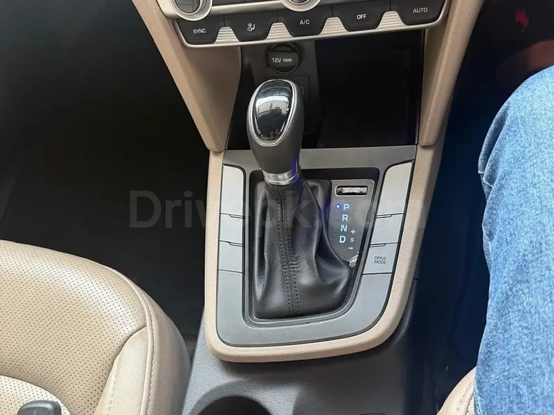 Hyundai Elantra 2023