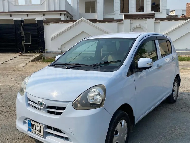 Daihatsu Mira 2011