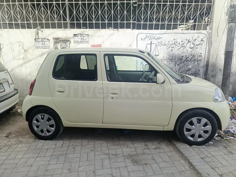 Daihatsu Esse 2011