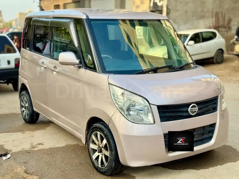 Nissan Roox 2012