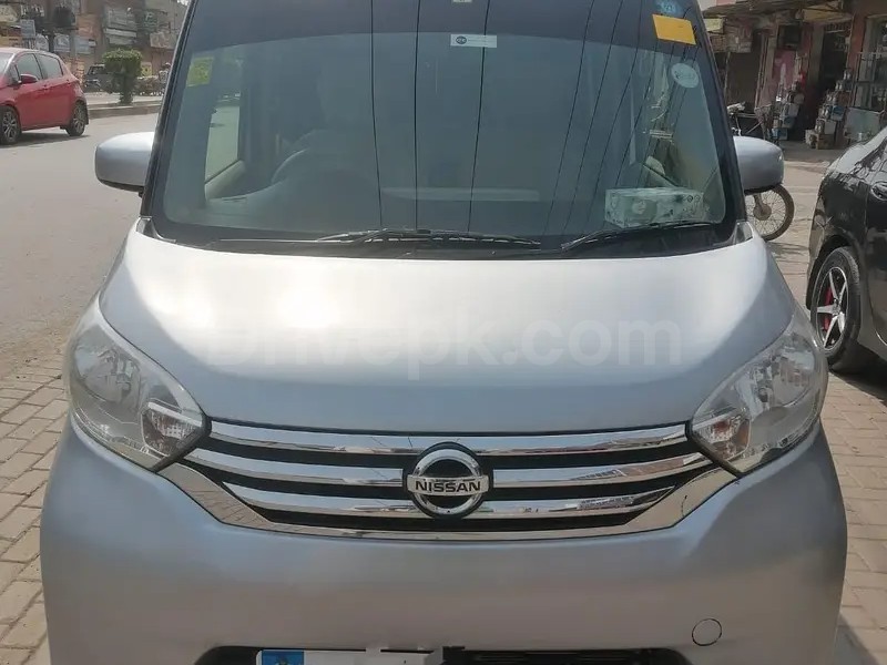 Nissan Roox 2014