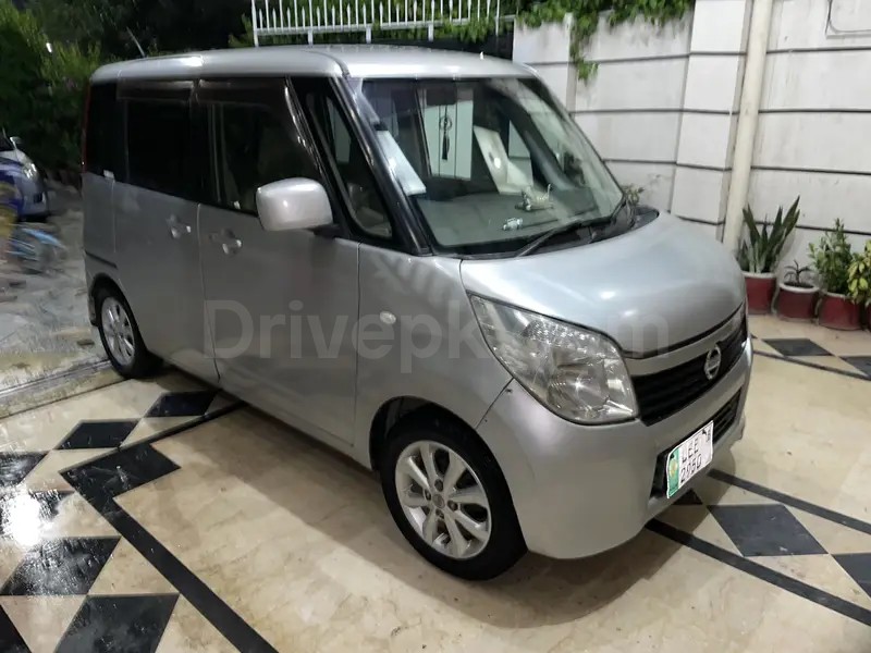 Nissan Roox 2012