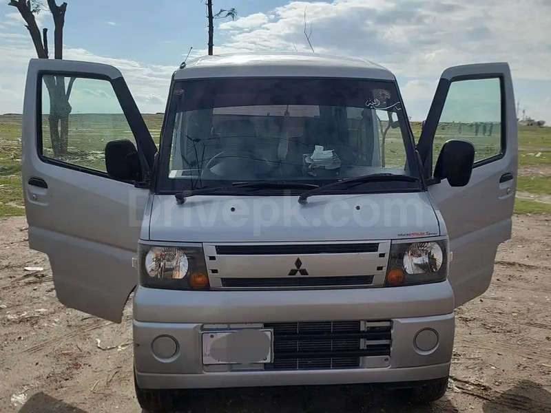 Mitsubishi Minica 2011
