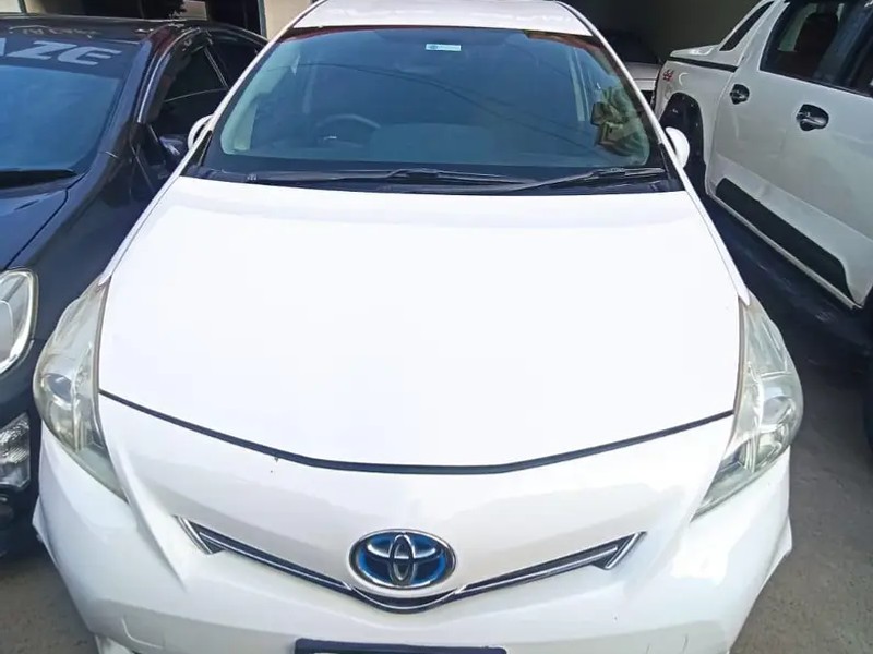 Toyota Prius Alpha 2016