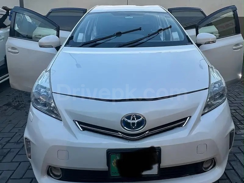 Toyota Prius Alpha 2012
